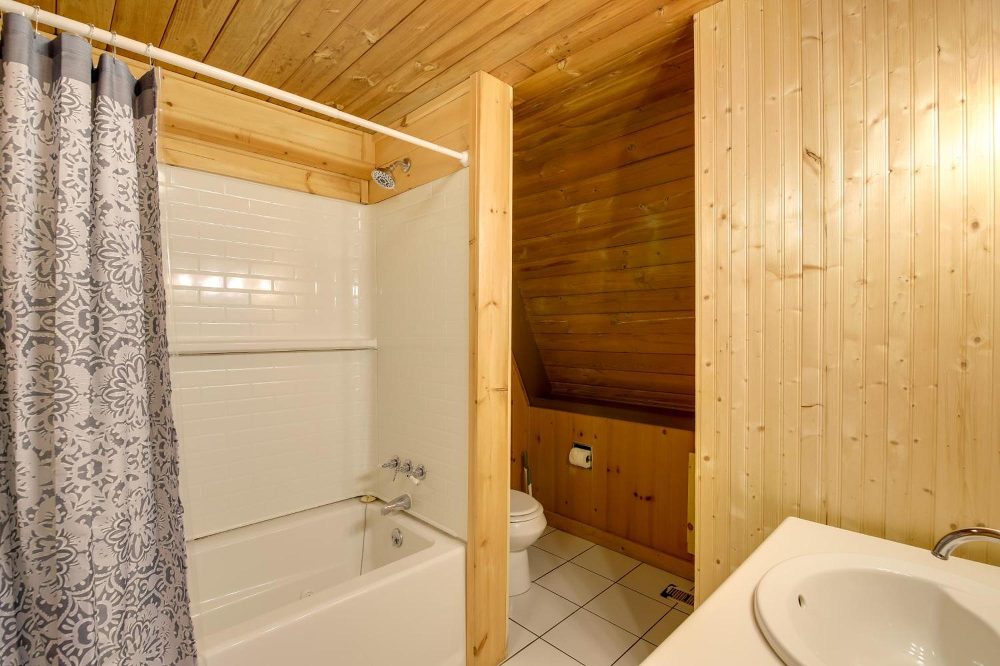 Gatlinburg A-Frame Home With Hot Tub Near Parkway エクステリア 写真